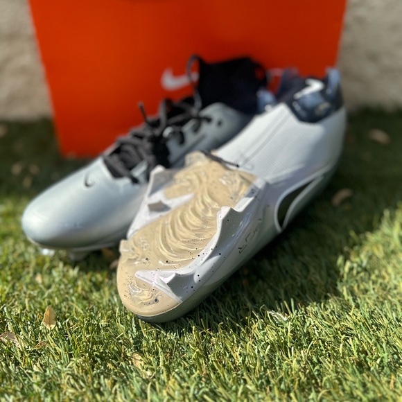 Football cleats - Picture 3 of 3